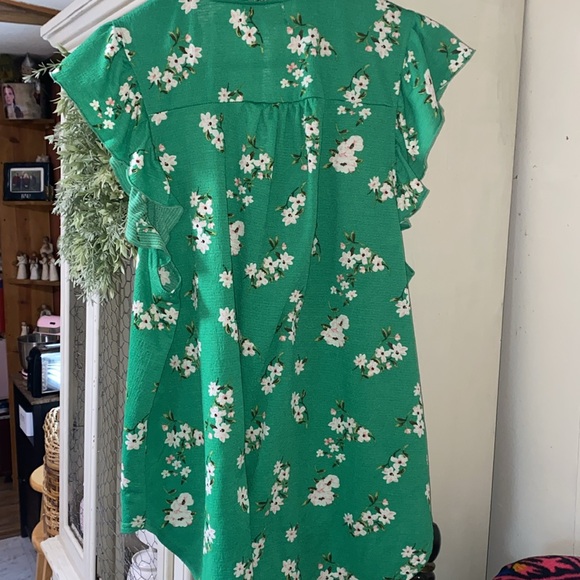 Super Cute Green Flowered Shirt - Picture 4 of 5